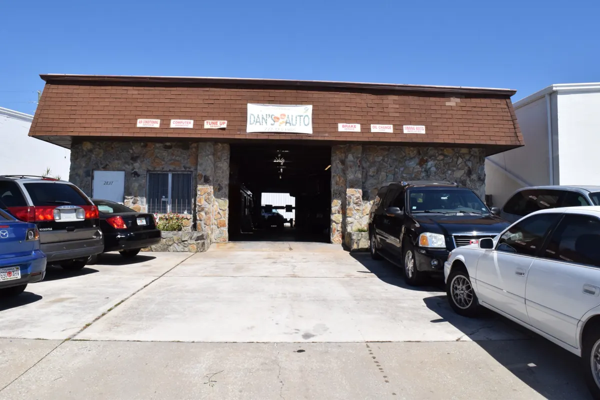 The front of Dan's Auto on 21st Avenue North, with the bay door open